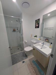 ブリスベンにあるBedroom with Separate Private Bathroom in Shared Space!のトイレ、洗面台、シャワー付きのバスルーム