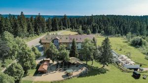 eine Luftansicht eines großen Hauses mit Bäumen in der Unterkunft Natur- und Sporthotel Zuflucht in Freudenstadt