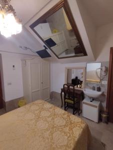 威尼斯Alloggi Acquavita - checkin at "Alloggi SS Giovanni e Paolo"的带床、水槽和镜子的卧室