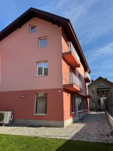 ein Gebäude mit Balkonen an der Seite in der Unterkunft Dzhorgovata Guesthouse in Govedartsi