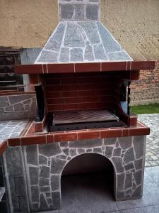 ein gemauerter Außenofen mit einer Bank darauf in der Unterkunft Dzhorgovata Guesthouse in Govedartsi + 8 Fotos