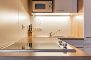 拉迪斯EDELWEISS Ladis的厨房里有水槽和微波炉 更多158张照片