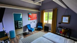 a bedroom with blue walls and two chairs and a bed at BonBon Chambre d'hôtes in Saint-Julien-de-Lampon +43 photos