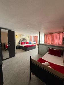 Ένα ή περισσότερα κρεβάτια σε δωμάτιο στο Sarp Hotel