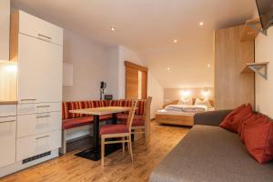 拉迪斯EDELWEISS Ladis的房间里有一张床和一张桌子的卧室