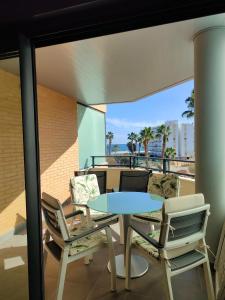 een terras met een tafel en stoelen op een balkon bij Albir Beach Apt in Albir