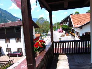 einen Blick vom Balkon eines Gebäudes mit Blumen in der Unterkunft Hotel garni Königslinde - Wandern, Radeln, Skifahren & Genießen in Bayrischzell + 92 Fotos
