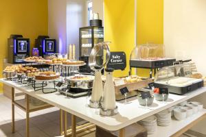 bufet z różnymi wypiekami i innymi produktami spożywczymi w obiekcie B&B Hotel Roma San Lorenzo Termini w Rzymie