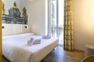 sypialnia z łóżkiem i dużym oknem w obiekcie B&B Hotel Roma San Lorenzo Termini w Rzymie