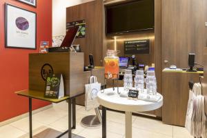 kawiarnia ze stołem i ladą w obiekcie B&B Hotel Roma San Lorenzo Termini w Rzymie +28 zdjęć
