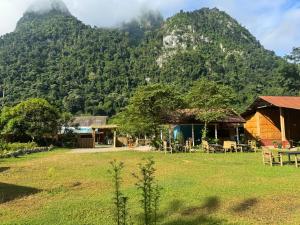 NongkhiawPetros Hostel的山地度假酒店