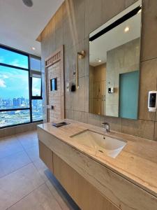 Et badeværelse på Axon KLCC suite Pool Twin Tower View