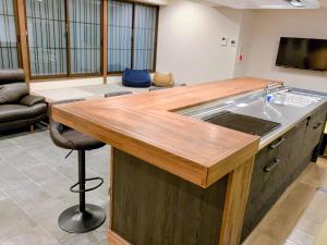 eine Küche mit Spüle und ein Wohnzimmer in der Unterkunft Rou in Nozawa Onsen