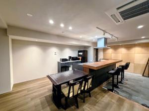 eine Küche mit Tisch und Stühlen in einem Zimmer in der Unterkunft Rou in Nozawa Onsen