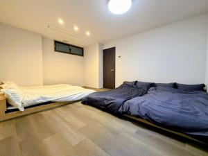 ein Schlafzimmer mit einem großen Bett in der Mitte in der Unterkunft Rou in Nozawa Onsen