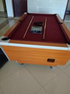 een pooltafel op de bovenste verdieping bij PATRICK HOTEL DARAD hotel in Ukunda +9 foto's