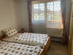 Ferienhaus am Heuberg的有窗户的房间里有两张床