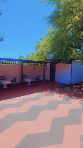 Mogwasekiddy的庭院配有桌椅和一棵树