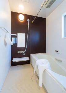 En eller flere senge i et værelse på tazuraya-sakuramachi-一棟貸切-無料駐車場