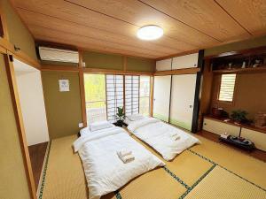 a large room with two beds in a room at 九十九里シーサイドヴィラ in Tōganemachi