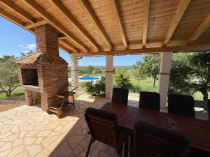 Balkón nebo terasa v ubytování Villa Stone Pearl with heated swimming pool