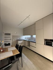 Η κουζίνα ή μικρή κουζίνα στο Квартира в парку біля озера, 10 хв до центра, 1км