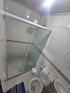 baño con espejo, aseo y lavamanos en Fort 3, en Angra dos Reis