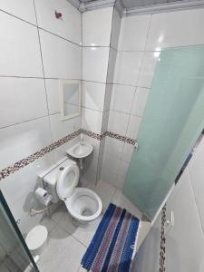 Un baño pequeño con inodoro y lavabo. en Fort 3, en Angra dos Reis
