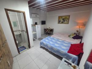 Un dormitorio pequeño con una cama y un baño. en Fort 3, en Angra dos Reis