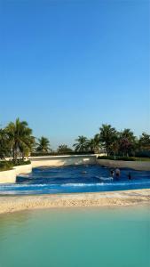 una piscina con persone in acqua di Kaiah's Haven at Azure North San Fernando Pampanga a San Fernando