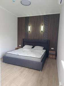 ein Schlafzimmer mit einem Bett in einem Zimmer in der Unterkunft Kazakhstan-hostel in Astana + 31 Fotos