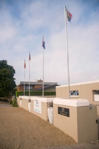 兰格班Langebaan Stay Guest House的上面有旗帜的建筑