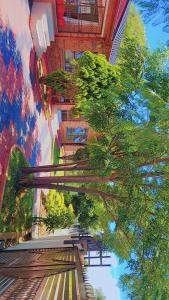 Mogwasekiddy的一幅描绘街道、树木和建筑物的画作