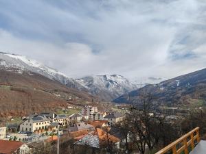 En generel udsigt til bjerge eller udsigt til bjerge taget fra feriehuset