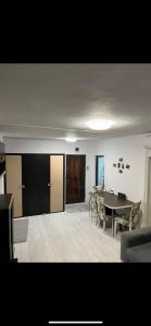 Ένα ή περισσότερα κρεβάτια σε δωμάτιο στο Apartament 2 camere