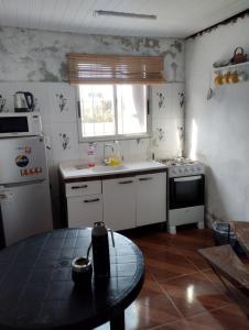 Kuchyň nebo kuchyňský kout v ubytování No te pierdas esta linda casa