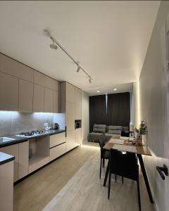 Η κουζίνα ή μικρή κουζίνα στο Квартира в парку біля озера, 10 хв до центра, 1км