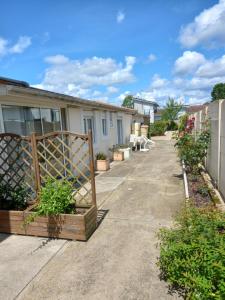 Το κτήριο όπου στεγάζεται  η παραθεριστική κατοικία