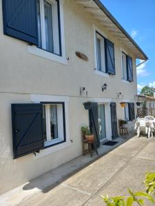 Το κτήριο όπου στεγάζεται  η παραθεριστική κατοικία