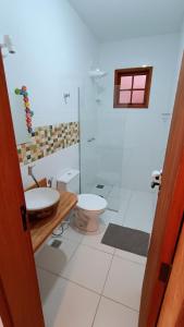 圣安娜杜里亚舒Casa Frida 400m do centro - Serra do Cipo的浴室里有马桶、洗手池和淋浴。