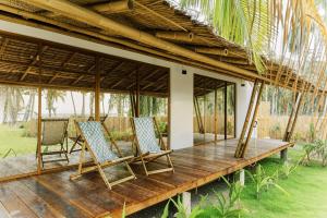 dos sillas sentadas en el porche de una casa en Private Beachfront El Nido - Sa Dulo Villa Diapila Bay, en El Nido