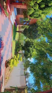 Mogwasekiddy的一幅描绘建筑物旁边人行道的画