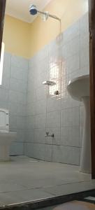 Ένα μπάνιο στο Rosslyn Suites