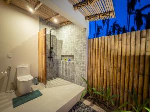 Un baño con ducha con inodoro y una valla de madera. en Private Beachfront El Nido - Sa Dulo Villa Diapila Bay, en El Nido 50 fotos más