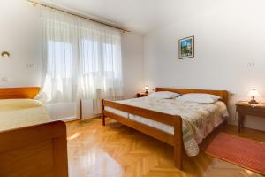 Postel nebo postele na pokoji v ubytování Apartmani Dorita