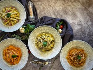 ArnavutköyElysian Airport Hotel & Restaurant的桌子上放着四碗食物。 更多93张照片