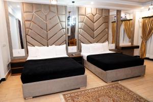 Un dormitorio con dos camas en una habitación. en Hyatt Residency, en Islamabad