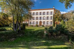 Κήπος έξω από το Château du Pegulier