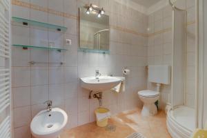 Koupelna v ubytování Apartmani Dorita