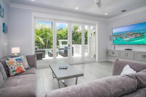 ein Wohnzimmer mit Sofa und Fernseher in der Unterkunft Heart of Morada in Islamorada